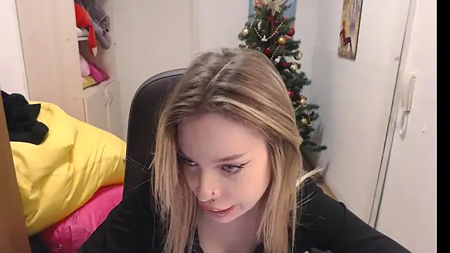 Snapshot of HeyDoraa chatting on January 10, 2025, 4:51 pm HeyDoraa online show from January 10, 2025, 4:51 pm