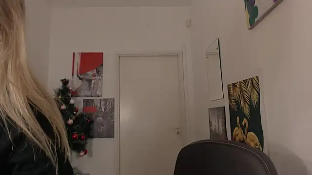 Snapshot of HeyDoraa chatting on January 19, 2025, 3:21 pm HeyDoraa online show from January 19, 2025, 3:21 pm