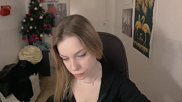 Snapshot of HeyDoraa chatting on January 19, 2025, 6:32 pm HeyDoraa online show from January 19, 2025, 6:32 pm