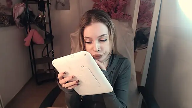 Snapshot of HeyDoraa chatting on February 23, 2025, 6:34 pm HeyDoraa online show from February 23, 2025, 6:34 pm