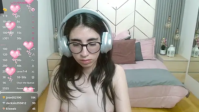 Snapshot of LenaRoses chatting on December 19, 2024, 2:01 am LenaRoses online show from December 19, 2024, 2:01 am