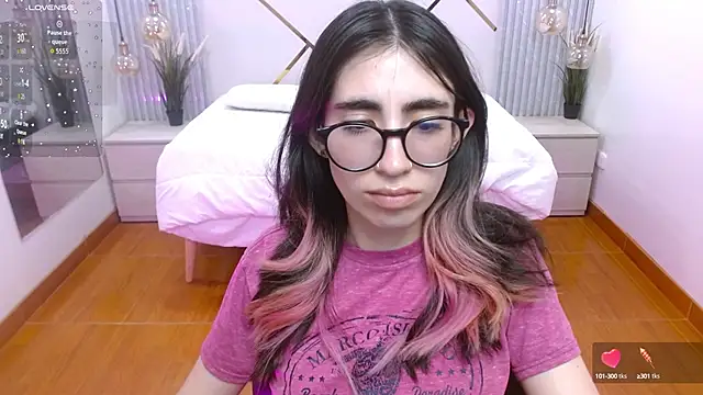 Snapshot of LenaRoses chatting on October 8, 2025, 8:06 pm LenaRoses online show from October 8, 2025, 8:06 pm