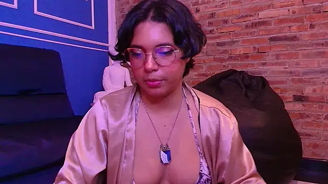 Emmapark  online show from December 18, 2025, 6:47 pm