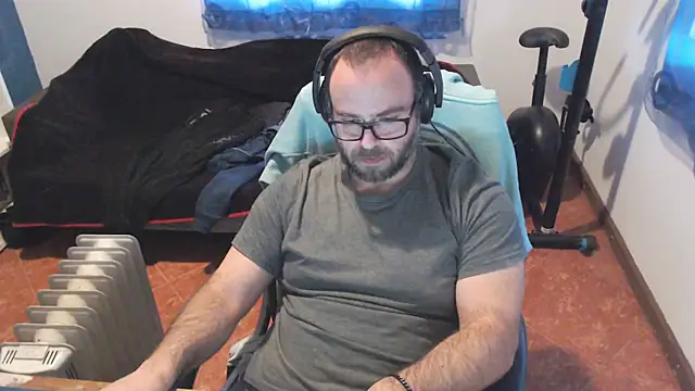 ravingr4d4 online show from February 11, 2025, 3:18 pm