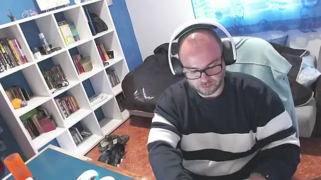 ravingr4d4 online show from November 10, 2025, 1:54 pm