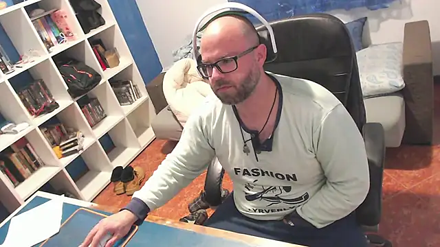 ravingr4d4 online show from March 11, 2026, 12:05 am