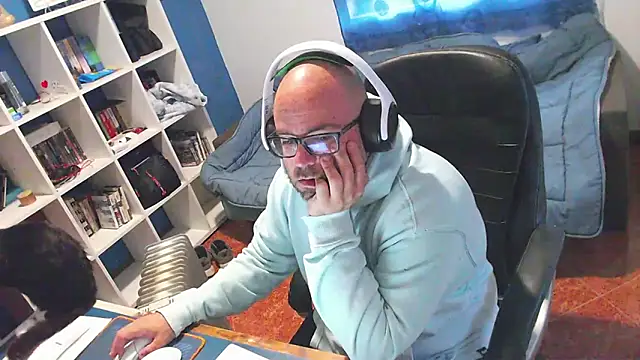 ravingr4d4 online show from April 13, 2026, 7:58 am