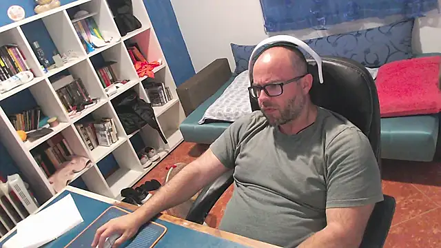 ravingr4d4 online show from May 31, 2026, 9:27 pm