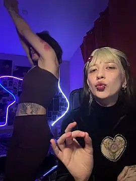 Dooubletroublee online show from April 8, 2026, 1:27 am