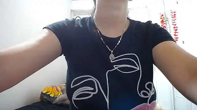 Luna girlhot  online show from April 6, 2026, 5:25 pm