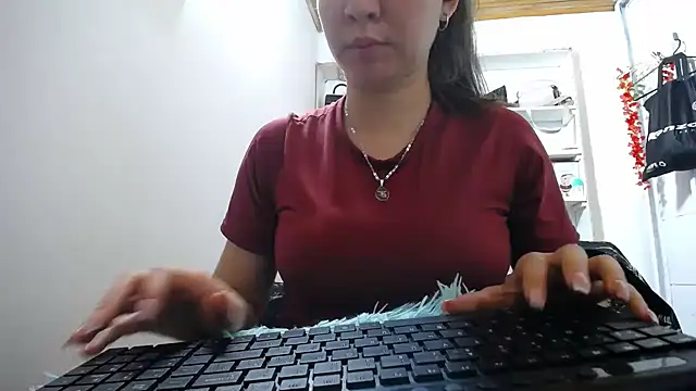 Luna girlhot  online show from April 29, 2026, 6:58 pm