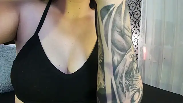 Adeelinee online show from November 12, 2025, 8:19 pm