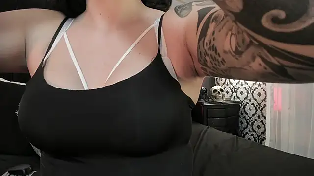 Adeelinee online show from November 13, 2025, 8:30 pm