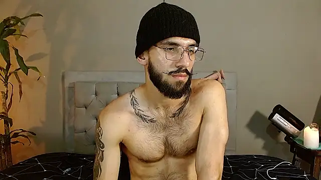 Snapshot of Mr_WhiteCock chatting on December 6, 2024, 8:29 pm Mr WhiteCock online show from December 6, 2024, 8:29 pm