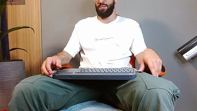 Snapshot of Mr_WhiteCock chatting on September 19, 2025, 11:38 pm Mr WhiteCock online show from September 19, 2025, 11:38 pm