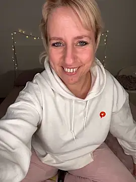 Snapshot of MariaValentine chatting on December 17, 2025, 4:02 pm MariaValentine online show from December 17, 2025, 4:02 pm