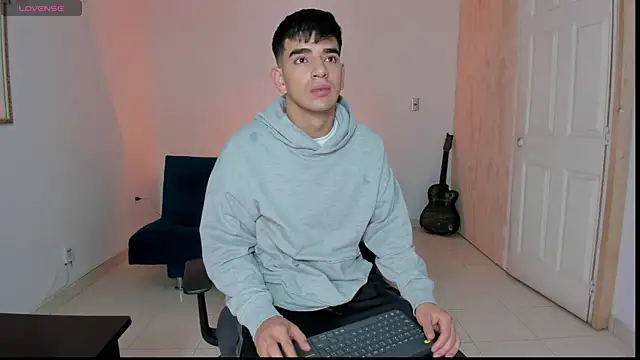Snapshot of Ares_Johnson chatting on November 17, 2025, 12:11 pm Ares Johnson online show from November 17, 2025, 12:11 pm