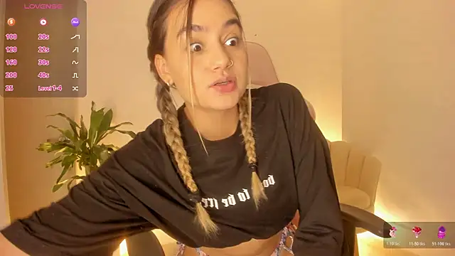 Snapshot of LittleSofia_ chatting on November 4, 2025, 2:54 am LittleSofia online show from November 4, 2025, 2:54 am