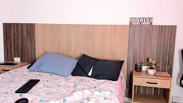 rebeca cortez  online show from November 11, 2025, 7:36 pm