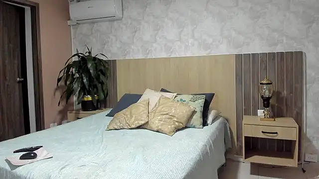 rebeca cortez  online show from April 10, 2026, 7:40 pm