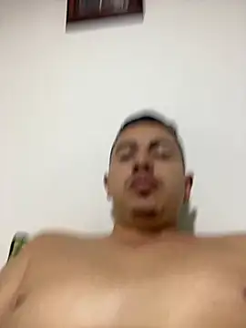 Snapshot of DanielGomez9 chatting on January 14, 2025, 2:40 am DanielGomez9 online show from January 14, 2025, 2:40 am