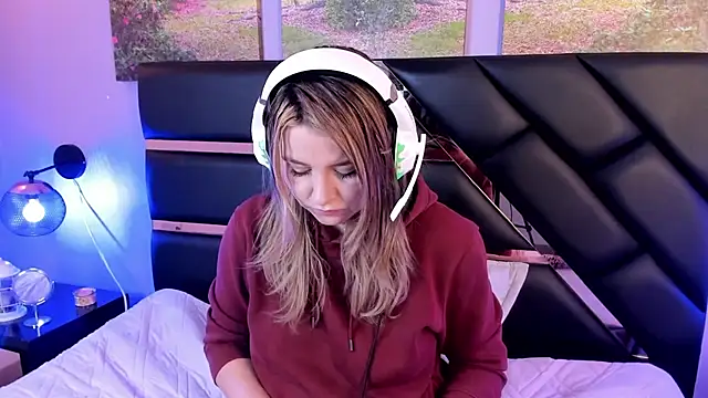 Snapshot of Annie_mone chatting on December 10, 2024, 9:00 pm Annie mone online show from December 10, 2024, 9:00 pm