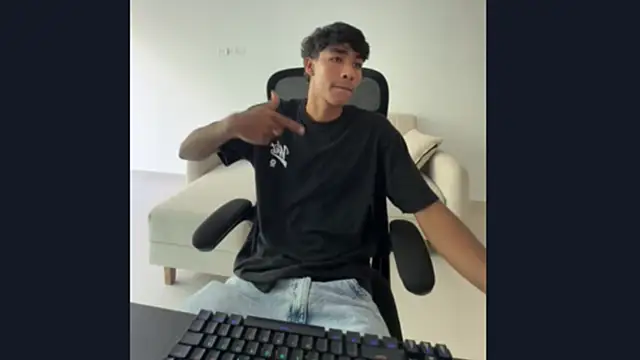 Snapshot of Tyler_prince chatting on November 27, 2025, 6:43 pm Tyler prince online show from November 27, 2025, 6:43 pm