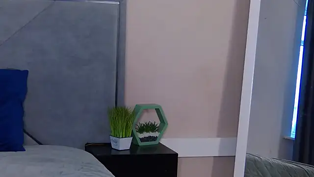 NicoleRosss online show from April 15, 2026, 1:40 pm