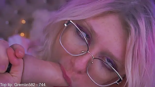 CoolTatis online show from November 23, 2025, 7:35 pm