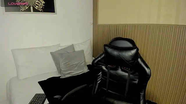 Snapshot of summer_night_ chatting on April 25, 2026, 1:41 pm summer night online show from April 25, 2026, 1:41 pm