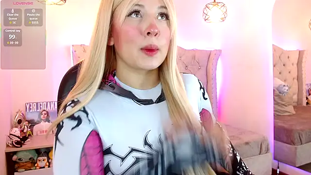 Charlotte Jones   online show from December 4, 2025, 10:57 am