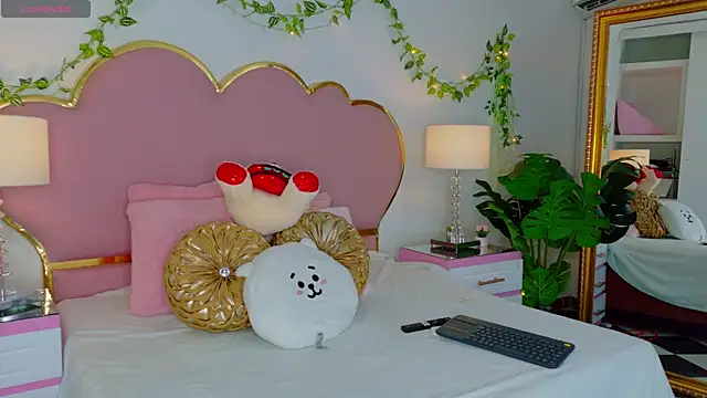 EmmaCrush online show from November 12, 2025, 9:47 pm