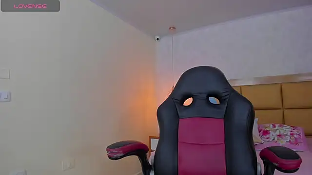 LARSONMIA online show from March 11, 2025, 12:28 pm