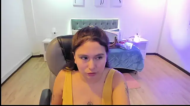  Natalie18 online show from December 5, 2025, 3:37 am