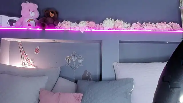 rosemonrooe online show from February 4, 2025, 1:59 pm