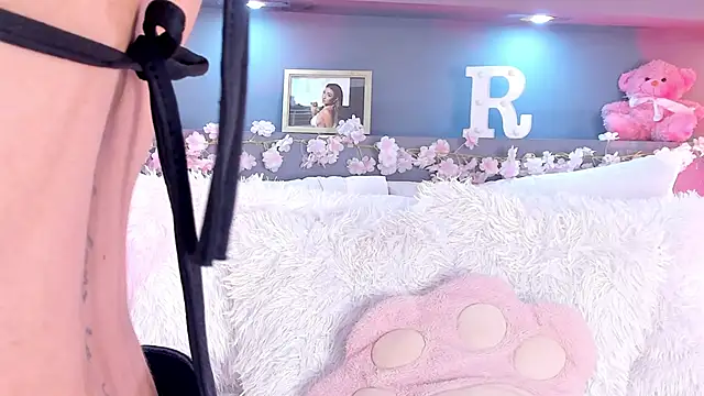 rosemonrooe online show from November 10, 2025, 3:11 pm