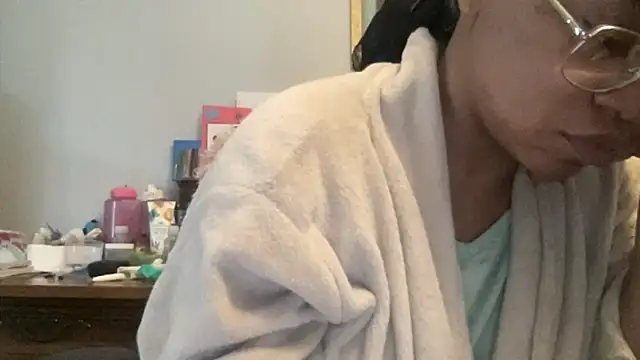 MommyConfident online show from November 24, 2025, 2:39 pm