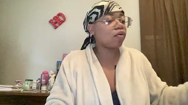 MommyConfident online show from December 5, 2025, 2:03 pm