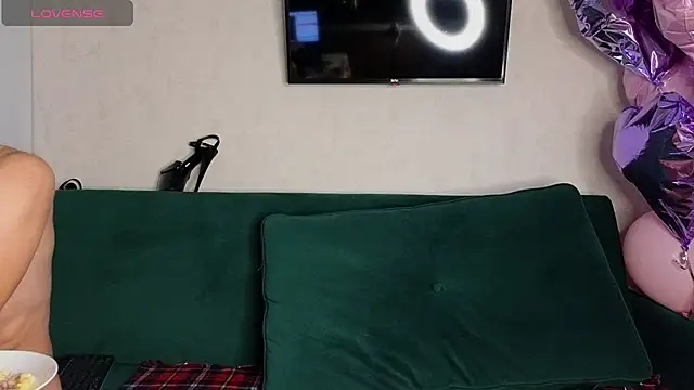 Snapshot of FoxLoveBasik chatting on December 14, 2024, 6:35 am FoxLoveBasik online show from December 14, 2024, 6:35 am