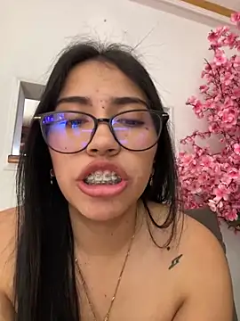 Snapshot of SaritaHot_69 chatting on December 17, 2024, 6:42 pm SaritaHot 69 online show from December 17, 2024, 6:42 pm