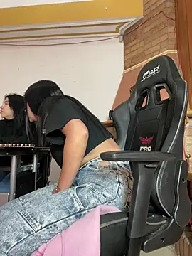 Snapshot of SaritaHot_69 chatting on February 19, 2025, 3:27 pm SaritaHot 69 online show from February 19, 2025, 3:27 pm