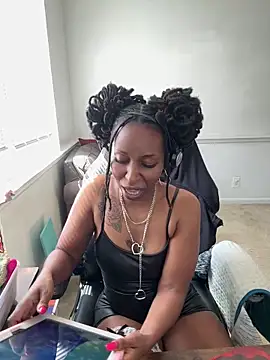 LeyaHoneybuns online show from April 7, 2026, 4:18 pm