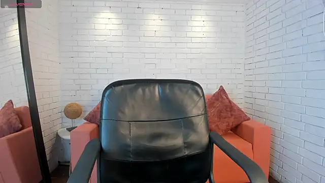 paulina sweett  online show from October 30, 2025, 12:28 pm