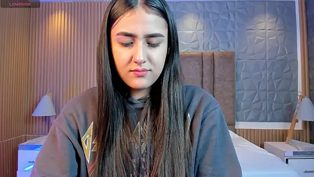 paulina sweett  online show from December 21, 2025, 11:50 am