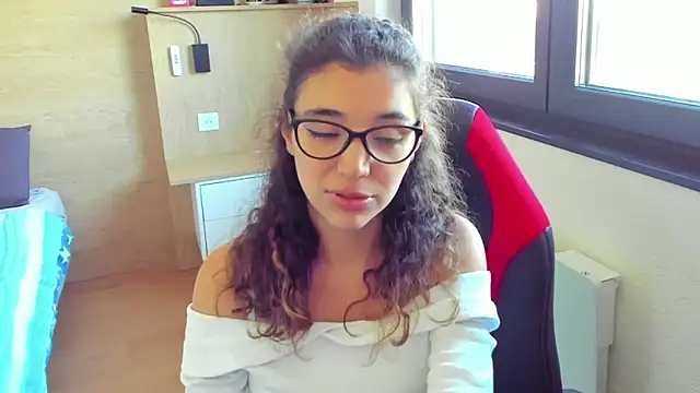 uniquerossie online show from October 8, 2025, 2:14 pm