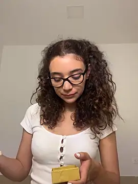 uniquerossie online show from December 4, 2025, 8:12 am