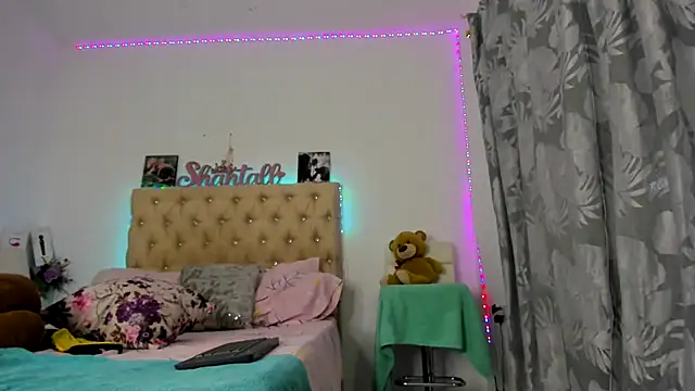 shantallhotxx online show from October 7, 2025, 3:42 pm