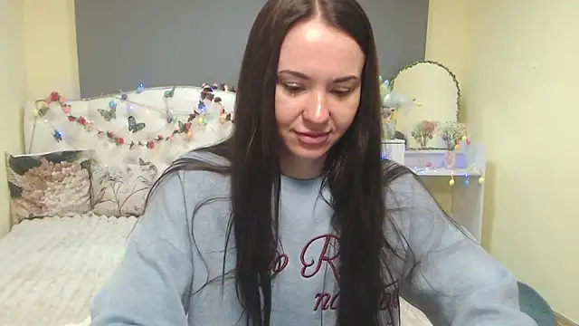 Snapshot of KaraCriegs chatting on April 13, 2026, 6:35 pm KaraCriegs online show from April 13, 2026, 6:35 pm