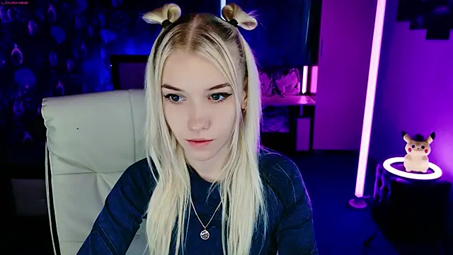 Snapshot of ShhhO_O chatting on November 4, 2025, 12:04 pm ShhhO O online show from November 4, 2025, 12:04 pm