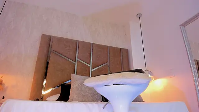 Martinaa Jones  online show from December 16, 2025, 12:10 pm